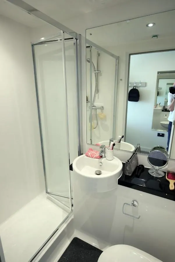 For Students Only Ensuite Bedrooms With Shared Kitchen At Liv Student In Belfast 0*,  Reino Unido